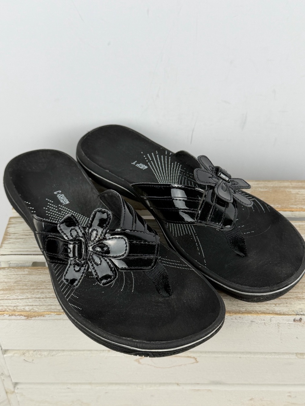 Clarks cloud steppers breeze Opal sandals in black floral detail size 7M